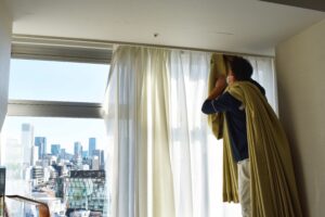 カーテンの付け替えを行っております