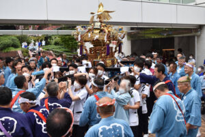 お神輿がやってきました